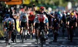 Le coureur australien de la Lotto Caleb Ewan remporte la 3e étape du Tour de France au terme d'un sprint massif à Sisteron, le 31 août 2020