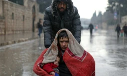 Des habitants évacuent le quartier de Sheikh Maqsoud à Alep, le 9 janvier 2026