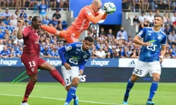 Le gardien de but strasbourgeois Mats Sels s'empare du ballon devant son coéquipier Kenny Lala (c) et le Messin Stoppila Sunzu (g), le 11 août 2019 à Strasbourg
