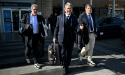 Le président de la Fédération française de rugby Florian Grill (droite), le vice-président de la FFR Jean-Marc Lhermet (gauche) et Rafael Cuneo Libarona (centre), avocat des joueurs du XV de France Hugo Auradou et Oscar Jegou, le 10 juillet 2024 à Mendoza, en Argentine