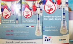 Des kit d'auto-diagnostic du VIH dans une pharmacie à Paris, le 14 septembre 2015