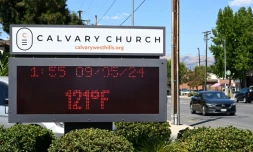 L'écran de l'église Cavalry à Woodland Hills, en Californie,  affiche une température de 121 degrés Fahrenheit (49,4 degrés Celsius) le 5 septembre 2024