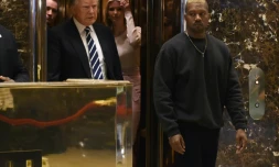 Le rappeur américain Kanye West (d) devant le président élu des Etats-Unis Donald Trump, le 13 décembre 2016 à New York