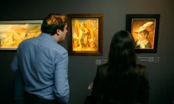 Deux personnes observent des oeuvres de Samuel Bak, peintre et survivant de l'Holocauste, à Vilnius, le 20 novembre 2017