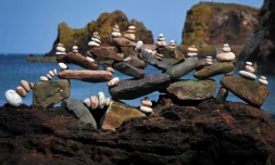 Photo prise le 21 avril 2019 Ă Dunbar (Ecosse) oĂč se tenait une compĂ©tition de "stone stacking", l'art de faire tenir les pierres en Ă©quilibre