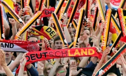 Des supporteurs allemands regardent le match Allemagne-France sur écran géant à Berlin, le 7 juillet 2016