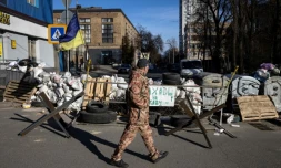 Un point de contrĂŽle dans le centre de Kiev, le 15 mars 2022