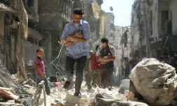 Des syriens fuyant les bombardements avec des bébés dans les bras, le 11 septembre 2016