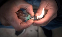 Un consommateur de crack à Paris dans le quartier Stalingrad en décembre 2020