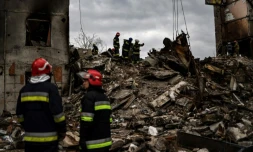Des pompiers recherchent des corps de victimes dans les décombres d'un immeuble détruit par un bombardement russe, le 8 avril 2022 à Borodianka, au nord-ouest de Kiev, en Ukraine