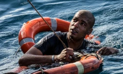 Un migrant est secouru avec des bouées et une corde après avoir plongé dans la Méditerranée au large des côtes de Malte depuis le navire de sauvetage Sea-Watch 3 battant pavillon néerlandais, afin de tenter de nager à terre,  le 4 janvier 2019