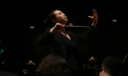 La cheffe d'orchestre chinoise Jing Huan lors d'un concert à Pékin, le 14 octobre 2017