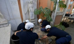 Photo diffuséele 11 juillet 2019 montrant l'ouverture de l'une des tombes de deux princesses inhumées au XIXe dans le cimetiÚre teutonique du Vatican