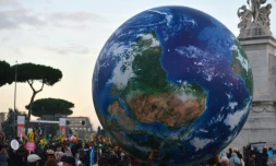 Des manifestants en faveur du climat portent un globe géant à Rome, le 29 novembre 2015