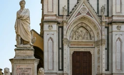 Photo prise le 23 février 2021 sur la place Santa Croce à Florence montrant une sculpture de 1865 du poÚte Dante Alighieri, réalisée par le sculpteur italien Enrico Pazzi.