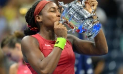 L'Américaine Coco Gauff embrasse le trophée aprÚs avoir battu la Biélorusse Aryna Sabalenka lors de la finale du simple féminin de l'US Open à New York, le 9 septembre 2023