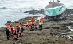 Des sauveteurs sont à l'oeuvre près d'une vedette de la SNSM qui a chaviré près des Sables d'Olonne, en Vendée, département français touché par la tempête Miguel, le 7 juin 2019