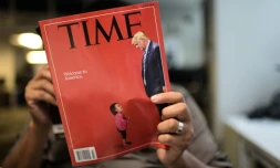 Un journaliste lit un exemplaire du magazine Time le 22 juin 2018 à Washington