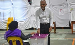 Le président des Maldives, Mohamed Muizzu, vote aux législatives, le 21 avril 2024 à Malé
