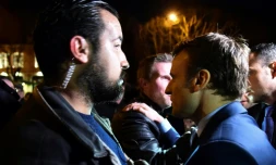 Alexandre Benalla (g) au côté d'Emmanuel Macron lors d'un déplacement à Angers, le 28 février 2017