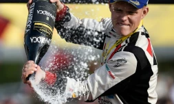 L'Estonien Ott TĂ€nak (Toyota Yaris) fĂȘte son titre de champion du monde des rallyes (WRC) aprĂšs sa 2e place au Rallye de Catalogne, le 27 octobre 2019 Ă Salou
