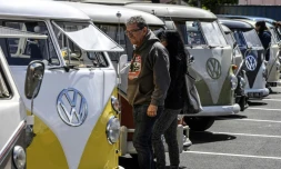 Amateurs et curieux inspectent des modèles de Kombi rassemblés à Le Versoud près de Grenoble, le 20 mai 2017