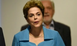 La présidente de gauche du Brésil Dilma Rousseff arrive pour donner une conférence de presse au palais Planalto (présidence) à Brasilia, le 18 avril 2016, au lendemain du vote sur sa destitution