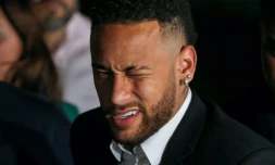 Neymar plutĂŽt satisfait Ă la sortie de son audition devant le parquet de SaĂ” Paulo, le 13 juin 2019