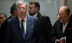 Le maire LR de Levallois-Perret Patrick Balkany (g) et son avocat Eric Dupond-Moretti quittent le tribunal, le 13 mai 2019 Ă Paris