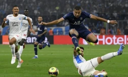 L'attaquant star du PSG Kylian Mbappé bute sur le défenseur Duje Caleta-Car (au sol) lors du match nul face à Marseille au Vélodrome, le 24 octobre 2021 
