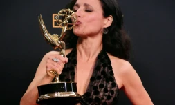 L'actrice Julia Louis-Dreyfus pose avec son Emmy de la meilleure actrice comique le 18 septembre 2016 Ă Los Angeles