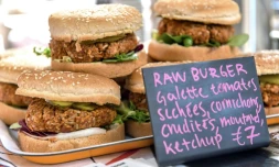 Des burgers vegan en vente lors d'un festival vegan à Calais, en septembre 2018