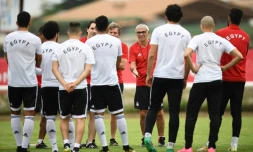 Les joueurs égyptiens écoutent les consignes de leur sélectionneur argentin Hector Cuper, lors d'un entraînement à Port-Gentil au Gabon, le 15 janvier 2017