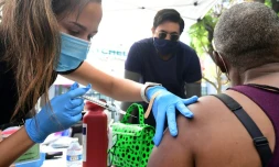 Une infirmière procède à une inhection de vaccin dans un centre de vaccination pour SDF à Los Angeles le 22 septembre 2021