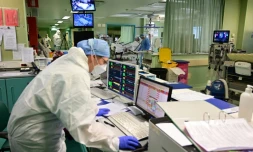 Un membre du personnel médical dans une unité Covid-19 à l'hÎpital Bolognini de Seriate, Bergame (Italie) le 12 mars 2021.