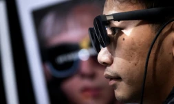 Un participant essaie des lunettes à réalité augmentée de Xreal au CES de Las Vegas, le 10 janvier 2024