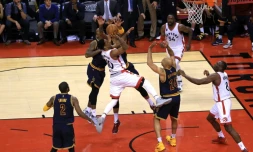 DeMar DeRozan, N.10 des Toronto Raptors, tire lors du 4e match de la finale de la conférence Est NBA face aux Cleveland Cavaliers, le 23 mai 2016 à Toronto
