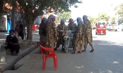 Des talibans dans une rue de Kunduz après la prise de la ville, le 9 août 2021 en Afghanistan