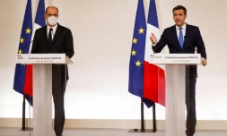 Le ministre de la Santé Olivier Véran (d) et le Premier ministre Jean Castex lors d'une conférence de presse à Paris, le 22 octobre 2020