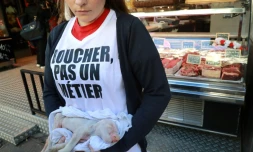 Une militante vegan devant une boucherie à Paris le 22 septembre 2018