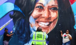 Une fresque représentant la vice-présidente Kamala Harris à Chicago, le 17 août 2024, avant la convention d'investitude démocrate