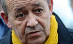 Le ministre de la Défense français Jean-Yves Le Drian (PS) en campagne pour les régionales à Concarneau, dans le Finistère, le 7 décembre 2015