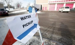 Un panneau indiquant aux habitants de Flint où se ravitailler en bouteilles d'eau minérale, le 13 janvier 2016