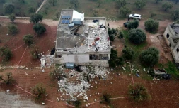 Vue aérienne de la maison du chef du groupe Etat islamique Abou Ibrahim al-Hachimi al-Qourachi contre laquelle un raid américain a eu lieu dans le village d'Atmé, dans le nord-ouest de la Syrie, le 4 février 2022