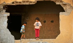 Des enfants dans un bâtiment détruit du village de Habach, dans le nord de l'Irak, le 25 avril 2022 