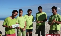 Les Vêtisverts font le tour de l'île à pied par goût de l'aventure et "pour prouver que l'on peut se déplacer sans polluer"