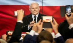 Le chef du parti Droit et Justice (PiS), Jaroslaw Kaczynski, réagit aux premiers résultats au soir des élections législatives polonaises, à Varsovie le 13 octobre 2019
