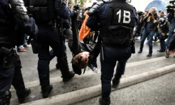 Un homme inconscient arrêté par des CRS à Paris, le 22 mai 2018