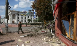 Le lieu d'une frappe de missile dans le centre-ville de Tcherniguiv, dans le nord de l'Ukraine, le 19 août 2023