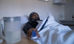 Un malade du Covid-19 dans un centre de soins à Johannesburg, le 12 juillet 2021